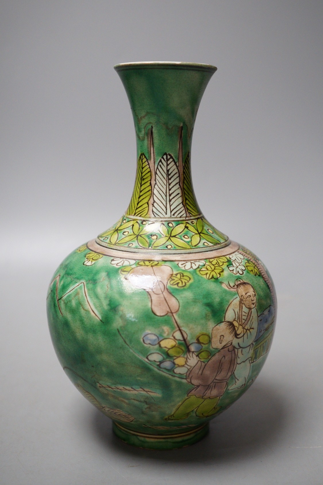 Chinese famile verte vase, 19cm